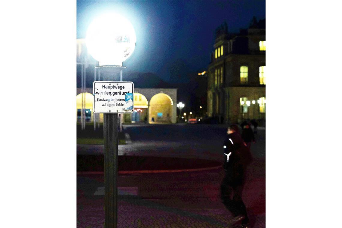 Der Stuttgarter Schlossplatz kommt so manchem dunkler vor als früher – das Gefühl täuscht nicht.