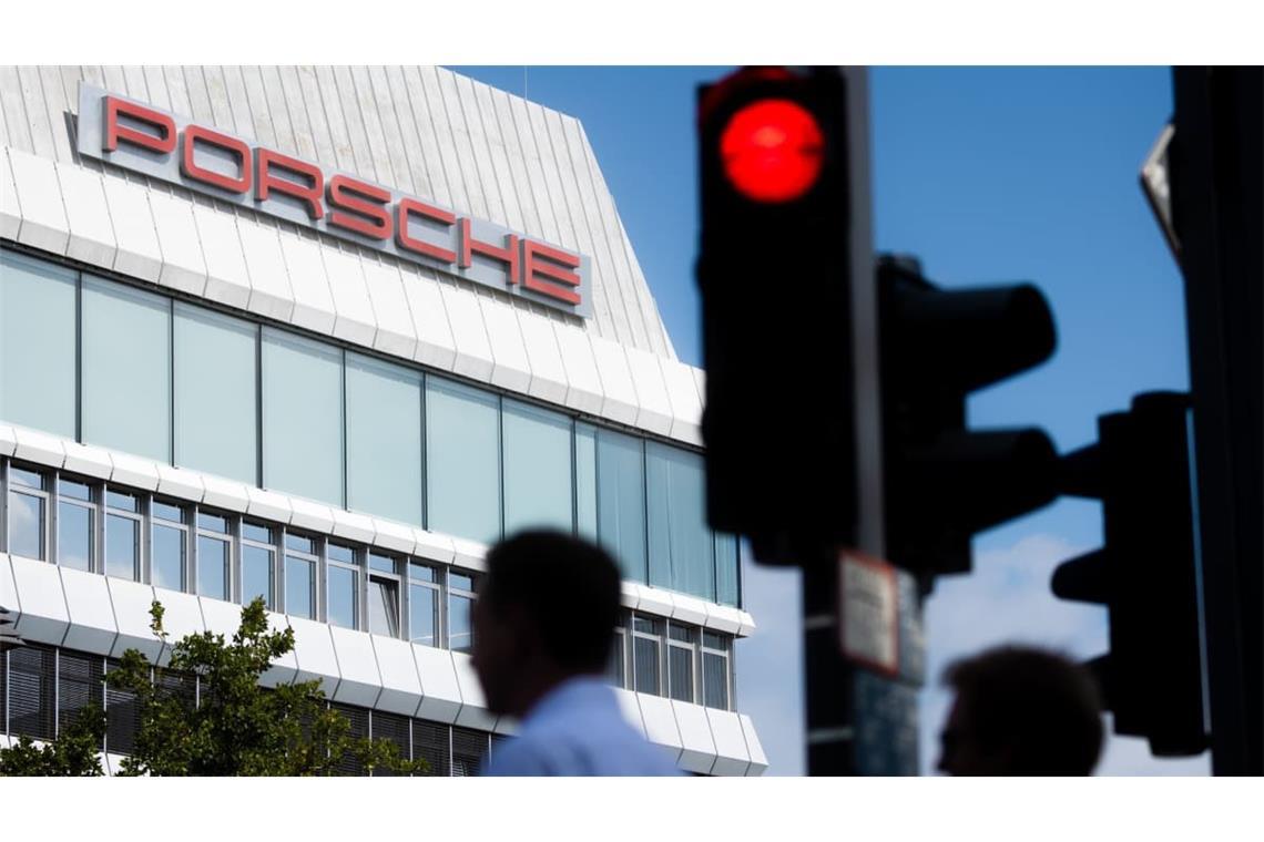 Der Stuttgarter Sportwagenhersteller Porsche will mittelfristig seine Managementpositionen um 40 Prozent verringern.