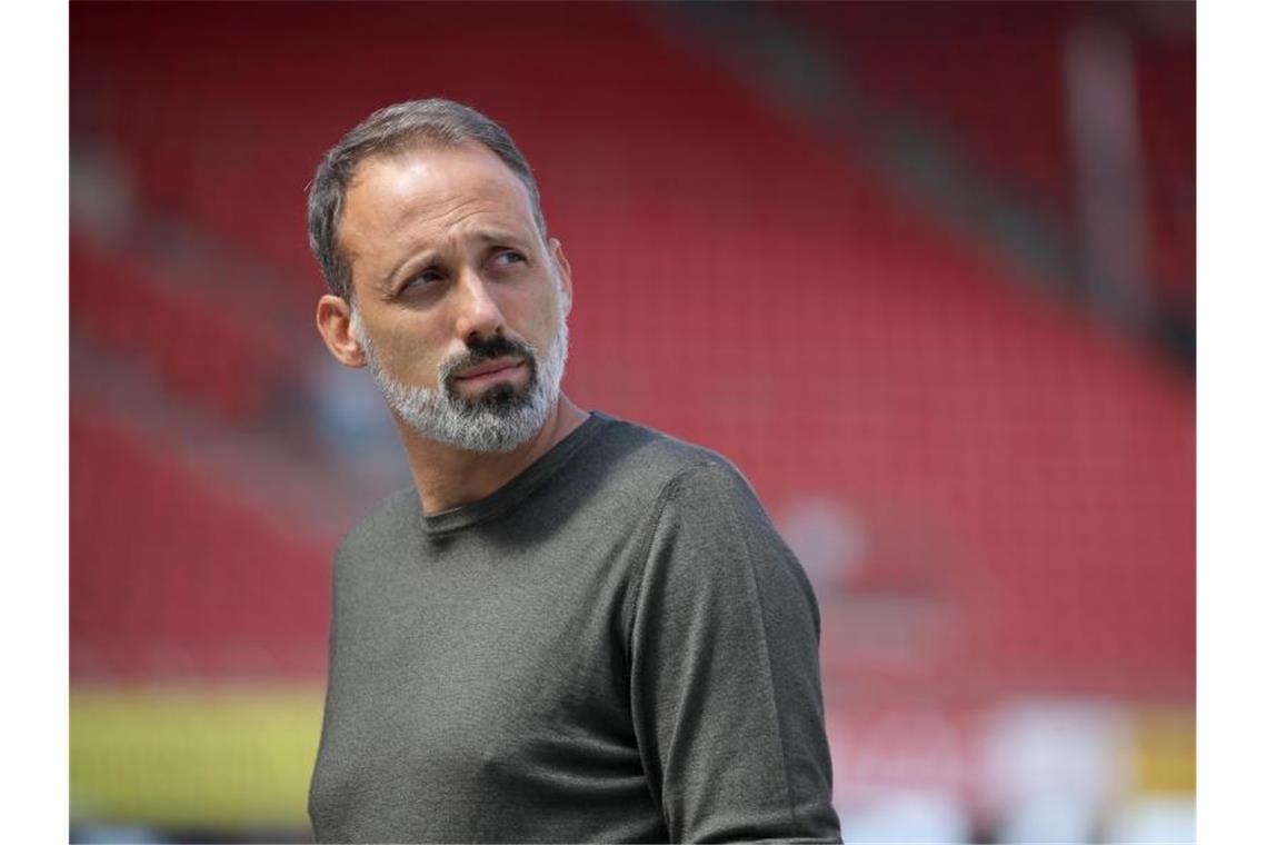 Der Stuttgarter Trainer Pellegrino Matarazzo steht vor Spielbeginn auf dem Platz. Foto: Daniel Karmann/dpa/Archivbild