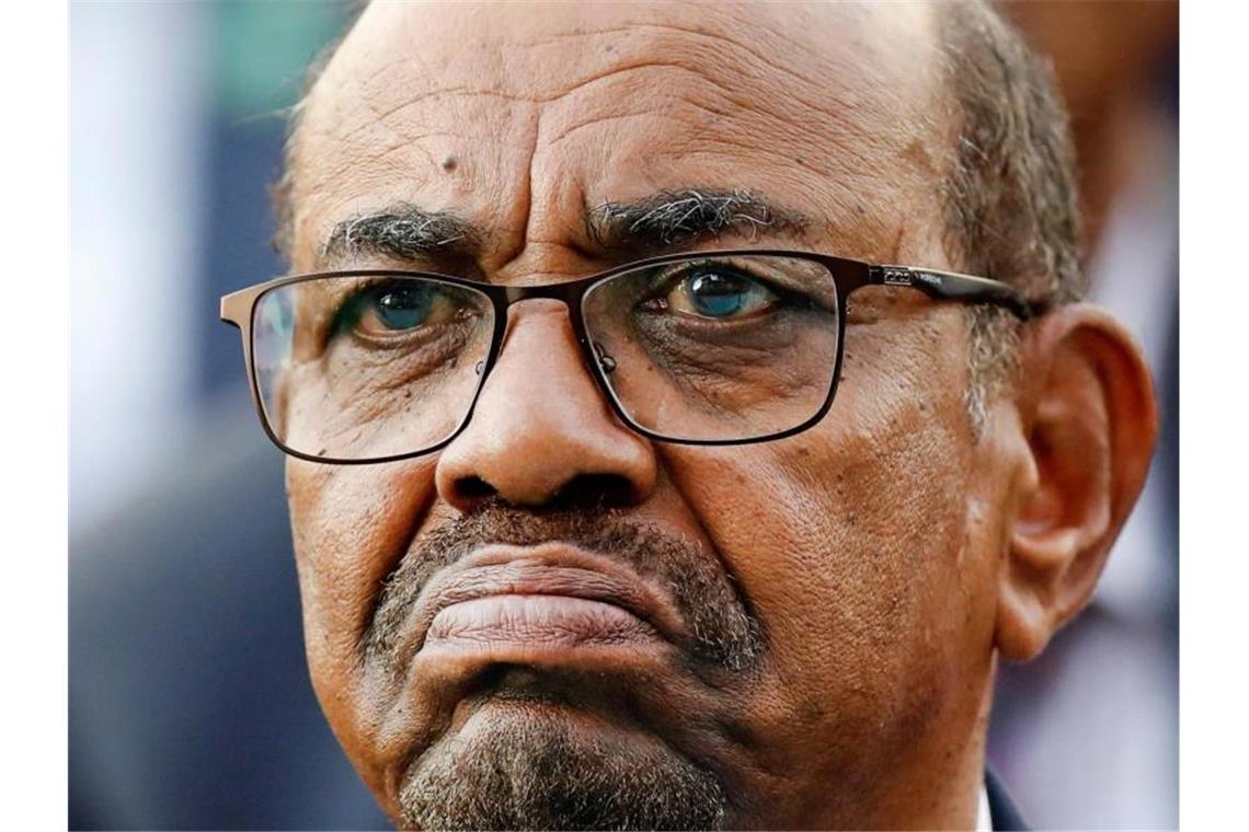 Der sudanesische Ex-Präsident Omar al-Bashir ist wegen Korruption, Devisenvergehen und der illegalen Anhäufung von Vermögen verurteilt worden. Foto: Burhan Ozbilici/AP/dpa