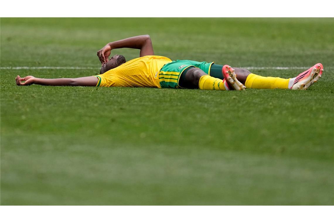 Der Südafrikaner Aubrey Modiba liegt nach dem Spiel auf dem Rasen