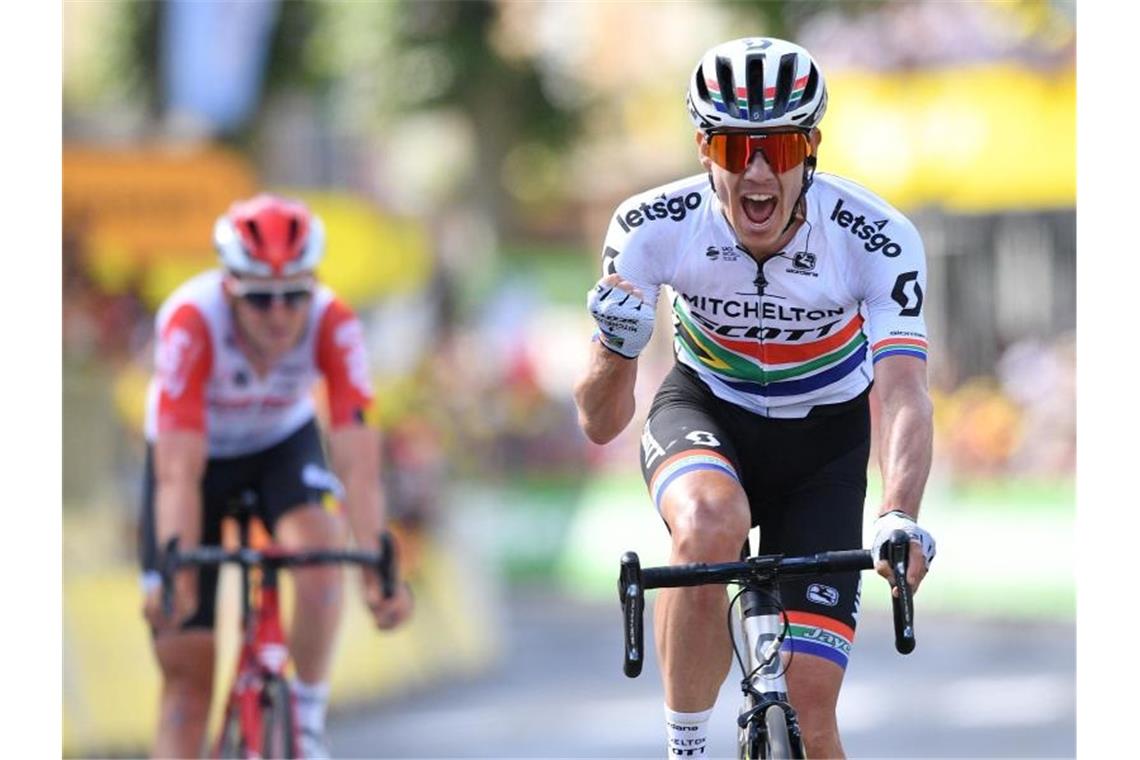 Frankreich feiert Alaphilippe - Martin nicht belohnt Der Südafrikaner Daryl Impey (r) jubelt kurz vor der Ziellinie. Links der Belgier Tiesj Benoot. Foto: David Stockman/BELGA