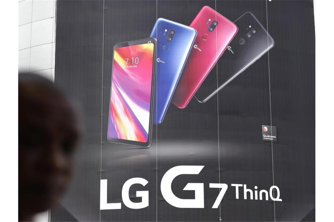 Der südkoreanische Elektronikhersteller LG wird keine Smartphones mehr produzieren. Foto: Lee Jin-Man/AP/dpa/Symbolbild