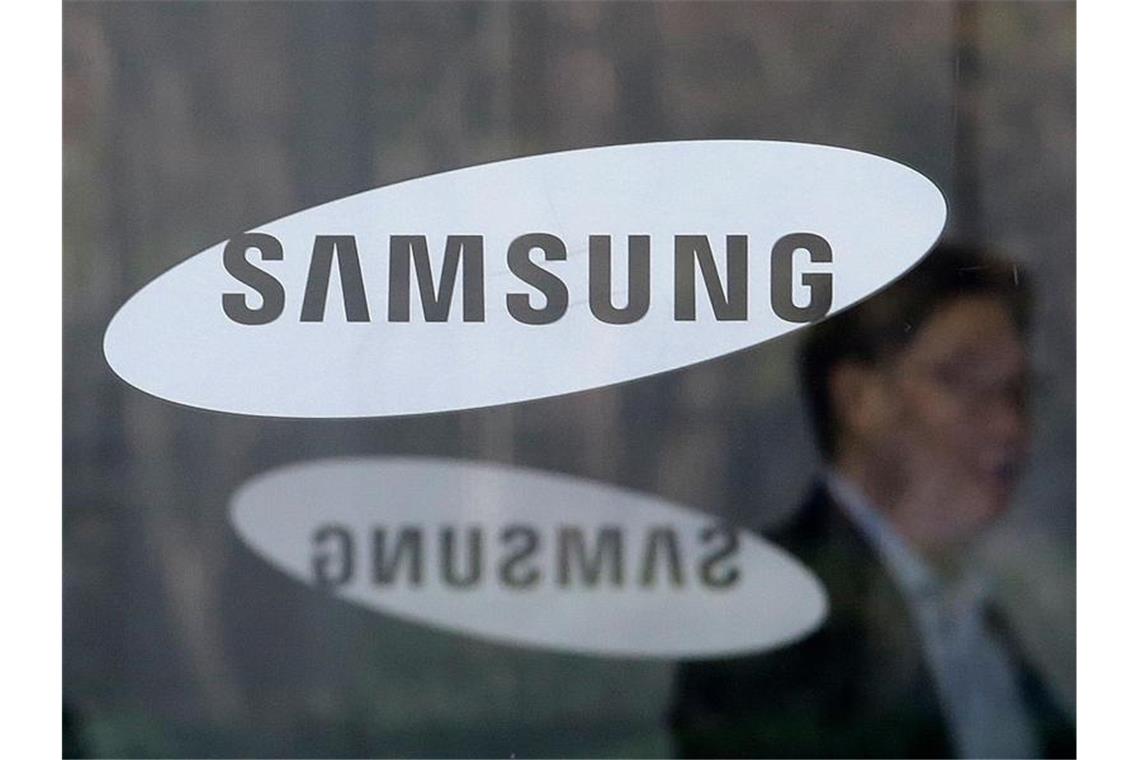 Samsung rechnet mit weiterem Gewinnrückgang Der südkoreanische Elektronikhersteller Samsung rechnet mit sinkendem Umsatz und Gewinn. Foto: Ahn Young-Joon/AP/dpa