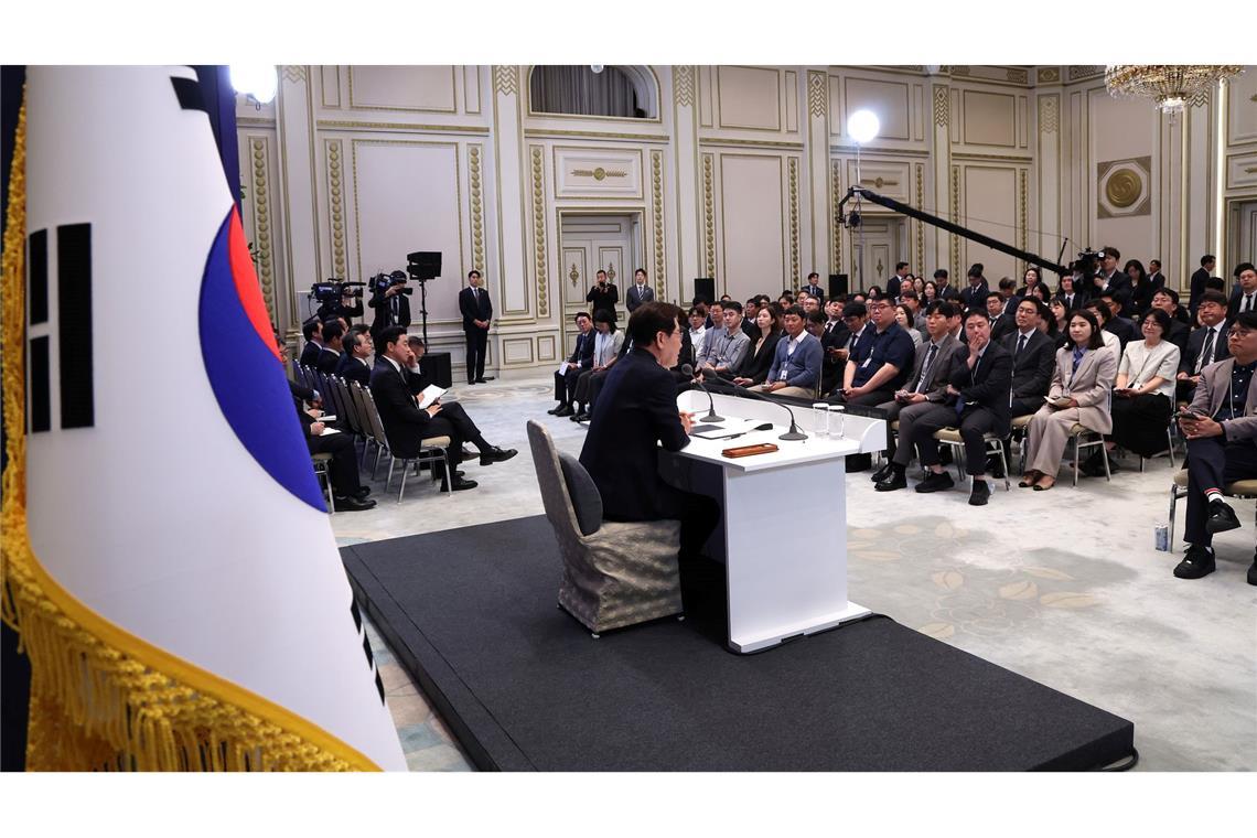 Der südkoreanische Präsident Lee Jae Myung hat zum einjährigen Amtsantritt eine knapp dreistündige Pressekonferenz gegeben.