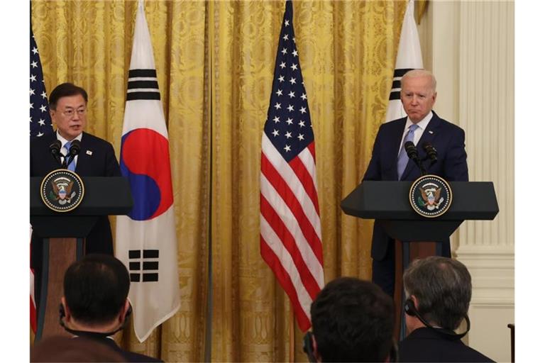 Der südkoreanische Präsident Moon Jae-in (l) und US-Präsident Joe Biden geben nach ihren Gesprächen im Weißen Haus in Washington eine gemeinsame Pressekonferenz. (zu dpa: „Biden: USA und Südkorea „sehr besorgt“ über Nordkoreas Atomprogramm“). Foto: YNA/dpa