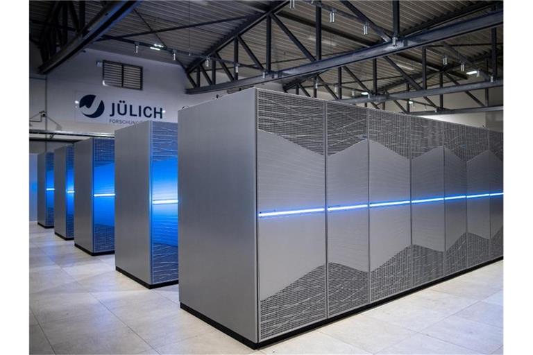 Der Supercomputers „Juwels“ im Forschungszentrum Jülich. Der IT-Gigant Google und das Forschungszentrum Jülich arbeiten künftig bei der Entwicklung von superschnellen Rechnern zusammen. Foto: Marius Becker