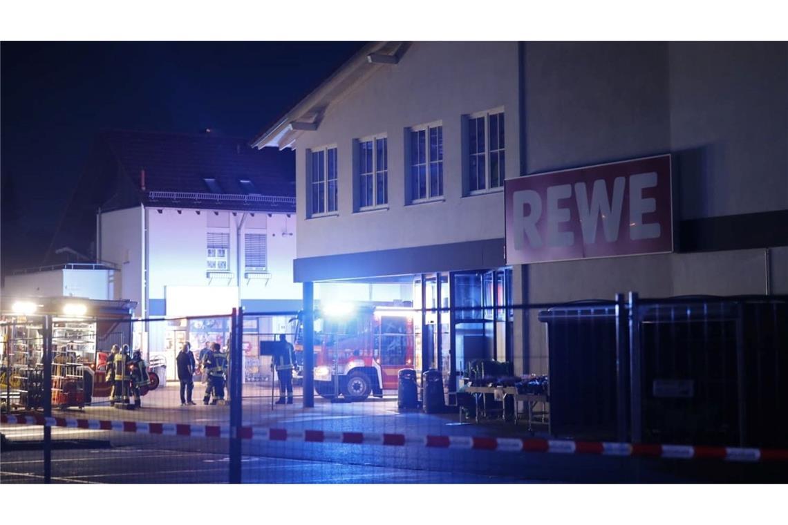 "Viel Glück gehabt" - Verletzte bei Supermarktdach-Einsturz Der Supermarkt wird abgesperrt.