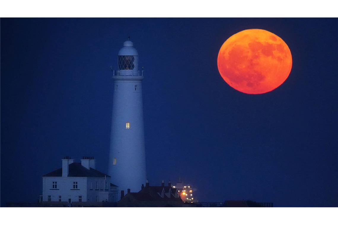 Bilder des Tages Der Supermond geht bei St. Mary's Lighthouse in Whitley Bay in England auf.