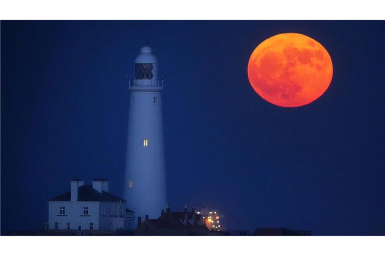 Der Supermond geht bei  St. Mary's Lighthouse in Whitley Bay in England auf.