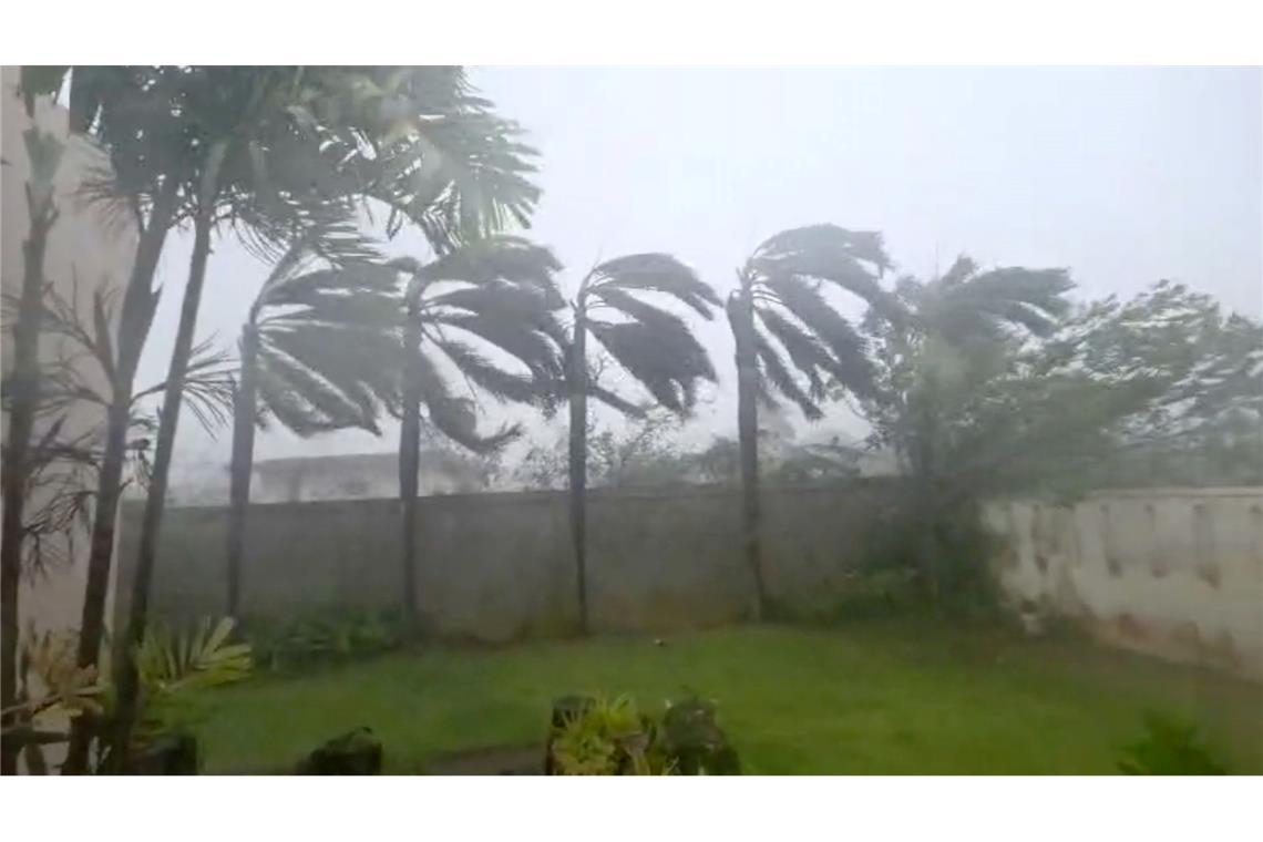 Supertaifun "Sinlaku" trifft US-Außengebiet mit voller Wucht