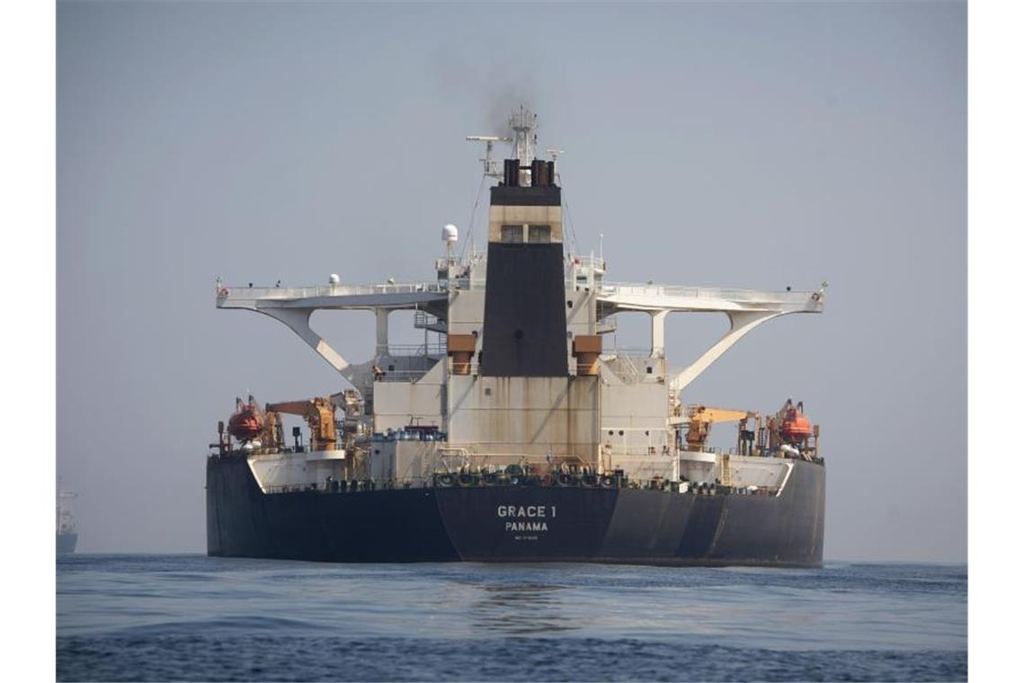 Der Supertanker „Grace 1“ liegt in den Gewässern von Gibraltar. Foto: Marcos Moreno/AP