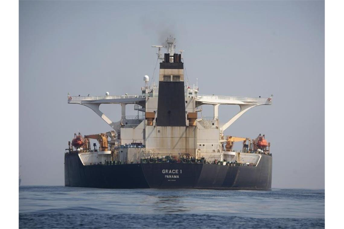 Der Supertanker „Grace 1“ liegt in den Gewässern vor Gibraltar. Foto: Marcos Moreno/AP