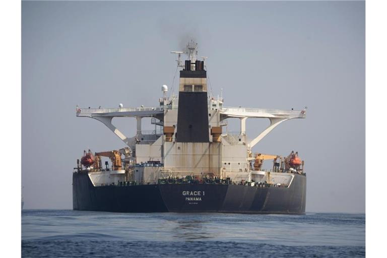 Der Supertanker „Grace 1“ liegt in den Gewässern vor Gibraltar. Foto: Marcos Moreno/AP