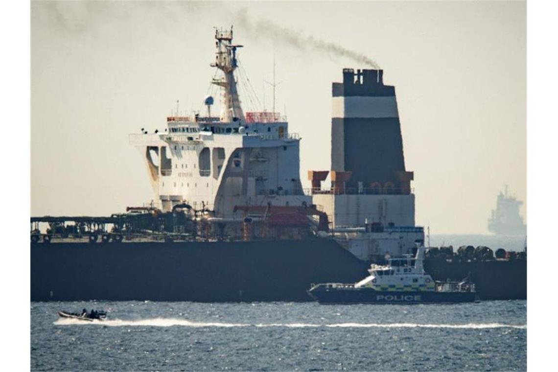 London will Öltanker gegen iranische Zusicherung freigeben Der Supertanker „Grace 1“ neben einem Schiff der britischen Marine in den Gewässern von Gibraltar. Foto: Marcos Moreno/AP/