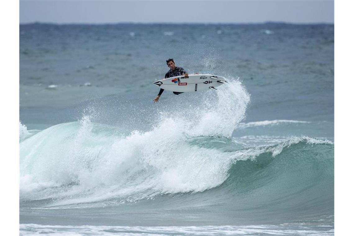 Neue Sportarten sorgen bei Olympia für Action Der Surfer Leon Glatzer in Aktion. Bei den Olympischen Spielen in Tokio kämpfen erstmals Wellenreiter um Medaillen. Foto: Andrew Christie/Deutscher Wellenreit-Verband/dpa