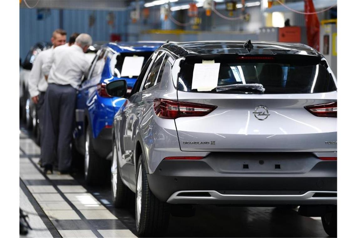 Der SUV „Grandland X“ wird im Opel-Werk Eisenach montiert. Foto: Martin Schutt/zb/dpa