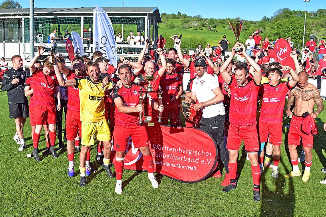 Der SV Allmersbach bejubelt den erneuten Triumph im Bezirkspokal. Foto: Tobias Sellmaier