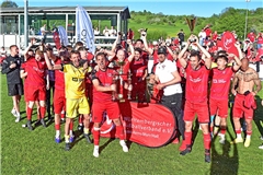 Der SV Allmersbach bejubelt den erneuten Triumph im Bezirkspokal. Foto: Tobias Sellmaier