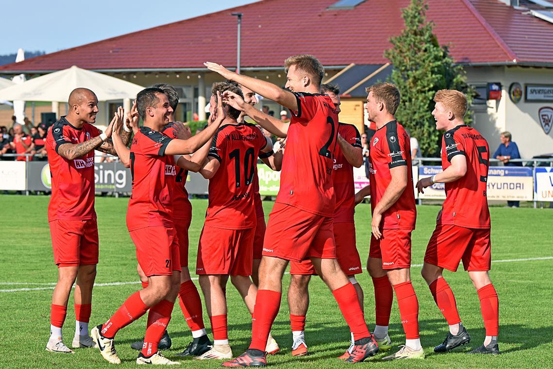 Der SV Allmersbach hat in der Bezirksliga bislang viel Grund zum Jubeln: In fünf Spielen gab es fünf Siege. Foto: Tobias Sellmaier