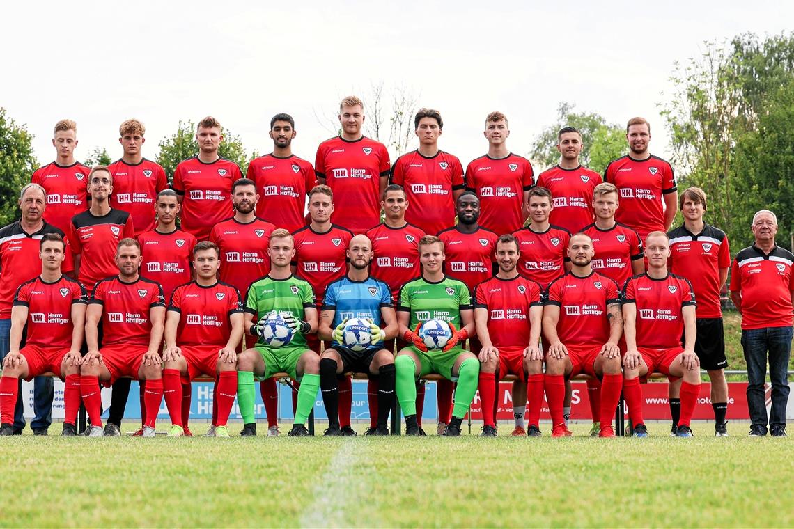 SV Allmersbach legt großen Wert auf den Teamspirit Der SV Allmersbach steht vor seiner dritten Landesliga-Saison hintereinander. Hintere Reihe von links: Mario Greiner, Tim Seyfferle, Kevin Salzmann, Azad Bozkurt, Felix Geck, Lorik Dukaj, Nick König, Boris Lazic, Yannik Traub. Mittlere Reihe von links: Vorstand Sport Günter Schäffler, Betreuer Luca Pavan, Ismail Cephe, Philipp Weller, Marius Gebhardt, Tim Wehrsig, Roland Teiko, Max Scholze, Nick Rühle, Spielertrainer Jan Demmler, Betreuer Günther Pavan. Vordere Reihe von links: Dennis Ullrich, Kim Schmidt, Hannes Theilacker, Robin Holzwarth, Dario Nieswandt, Marvin Traub, Michael Heißwolf, Tim Fuchslocher und Simon Ferber. Foto: Alexander Becher