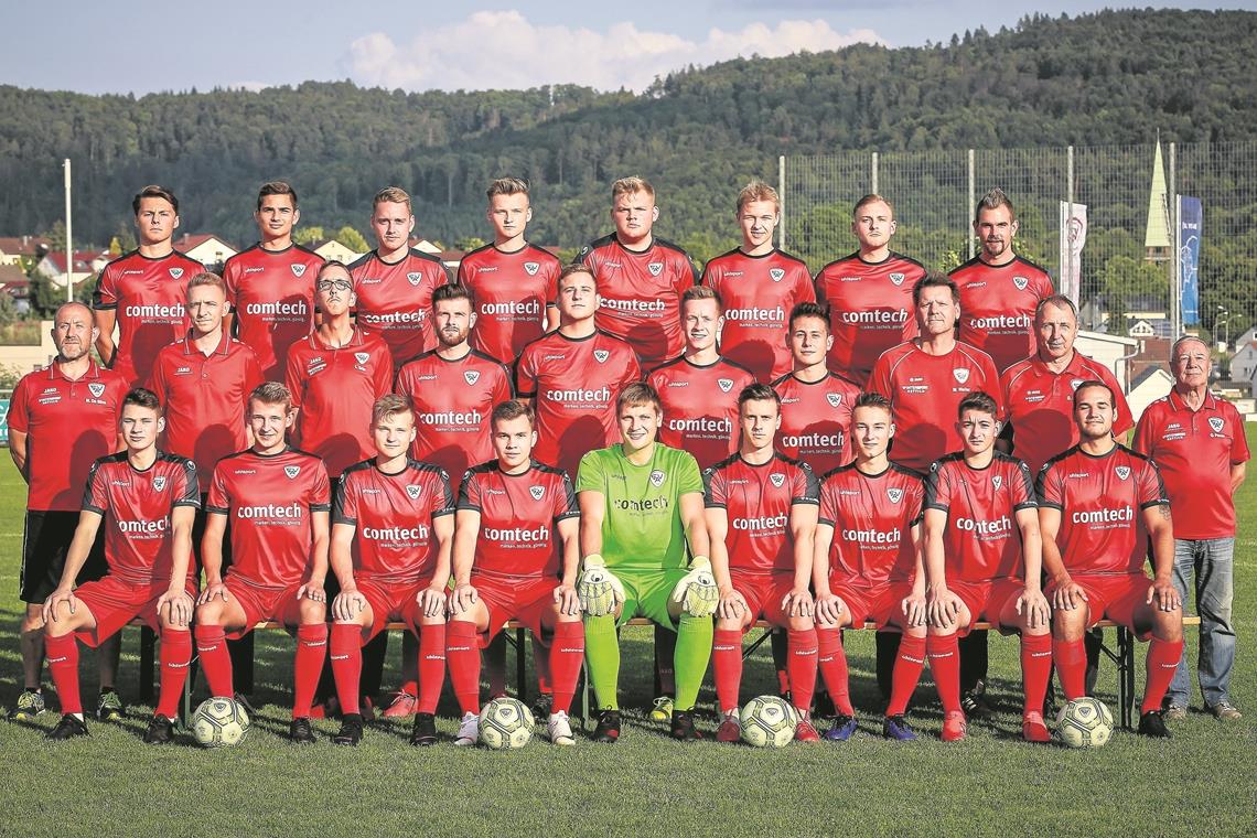 Trio gehört zu den Geheimfavoriten auf den Titel Der SV Allmersbach will ins vordere Tabellendrittel. Hinten von links: Pascal Hofer, Tim Wehrsig, Marius Gebhardt, Robin Rühle, Hannes Brecht, Laurin Wihofszki, Marvin Suckut und Kim Schmidt. Mitte: Torwarttrainer Manuel da Silva, Trainer Hannes Stanke, Betreuer Luca Grün, Philipp Weller, Robin Loistl, Simon Ferber, Tim Rohrbach, Trainer Martin Weller, Sportvorstand Günter Schäffler und Betreuer Günther Pavan. Vorne: Max Scholze, Julian Wihofszki, Nick Rühle, Hannes Theilacker, Philipp Wieland, Dennis Ullrich, Fabian Friz, Lion Karsch und Tim Fuchslocher.