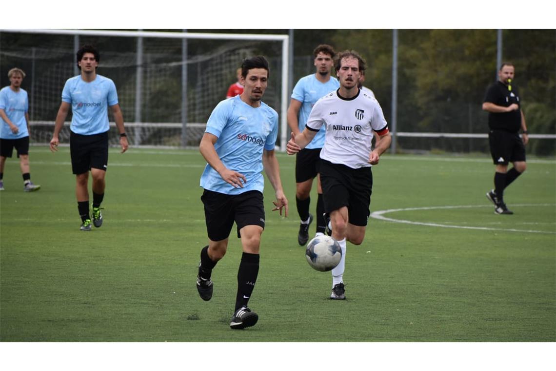 Der SV Bondorf (in Hellblau) tat sich beim FC Gärtringen (in Weiß) lange schwer: Am Ende wurde der Auswärtssieg aber doch deutlich.