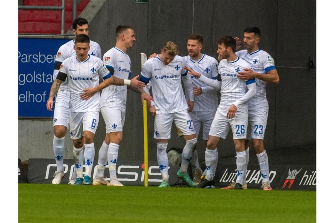 Der SV Darmstadt hat die Spitzenposition in der 2. Liga übernommen. Foto: Stefan Puchner/dpa