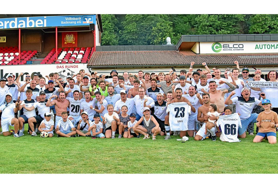 Der SV Steinbach feiert dank des Relegationserfolgs sowohl den Aufstieg der ersten Mannschaft in die Bezirksliga wie auch der zweiten Mannschaft in die Kreisliga A. Fotos: Tobias Sellmaier