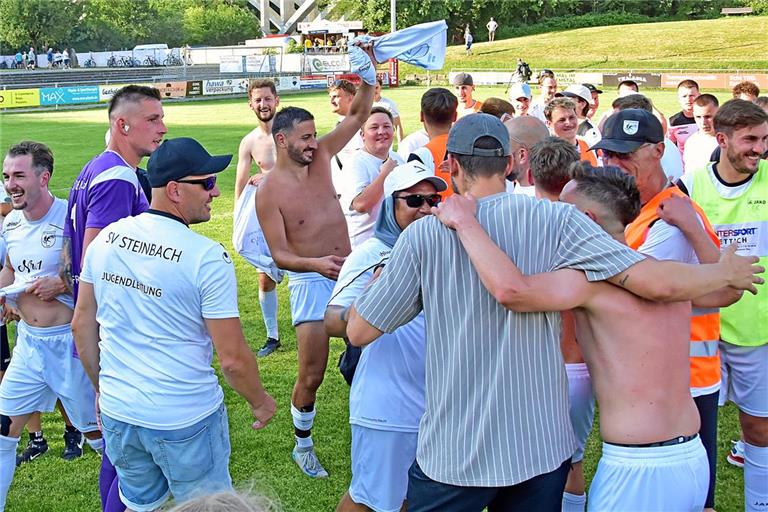 Der SV Steinbach feiert im Stadion in den Etzwiesen den Aufstieg in die Bezirksliga. Foto: Tobias Sellmaier