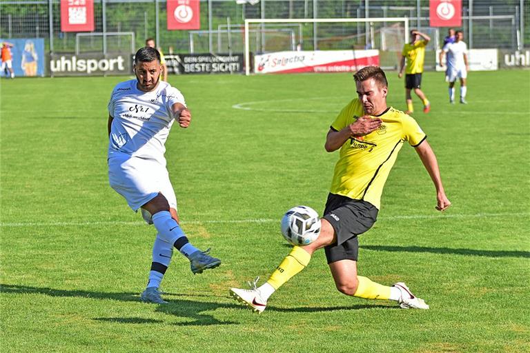 Der SV Steinbach (links Taner Bakir) will nach der letzten Heimniederlage am Sonntag in Untermünkheim punkten. Archivfoto: Tobias Sellmaier