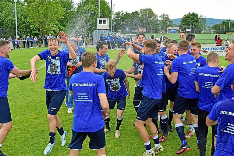 Der SV Unterweissach besiegt im letzten Heimspiel der Saison den Tabellendritten Kleinaspach/Allmersbach deutlich und darf jubeln. Die Täleself hat die Meisterschaft sicher und die Rückkehr in die Bezirksliga im zweiten Anlauf vollbracht. Foto: Tobias Sellmaier