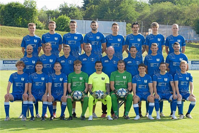 Der SV Unterweissach meldet sich nach dem Meistertitel in der Kreisliga A2 mit großem Selbstvertrauen, aber auch mit viel Demut in der Bezirksliga zurück. Das Team, das zunächst den Klassenverbleib schaffen soll, bilden Elias Berg, Tim Kaltenthaler, Michl Bauer, Lucca Volkmer, Denis Krug, Philipp Marsch, Michael Bechthold, Pascal Leuthold (hinten von links), Roberto Prioli, Ben Oestreich, Spielertrainer Maximilian Höfer, Sportvorstand Ralf Noack, Physiotherapeut Martin Kleixner, Trainer Andreas Grimmer, Julian Wihofszki, Jannis Scholz (Mitte), Hendrik Schulz, Cedric Schuller, Joscha Lang, Philip Ziegler, Mateo Vidovic, Philipp Wieland, Jonas Knorth, Timo Deuschinger und Simon Lindemann (vorne). Foto: Philip Ziegler