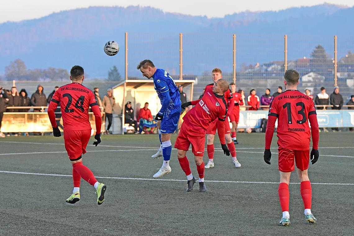 Der SV Unterweissach um Torschütze Alexander Bretzler (blaues Trikot) ist beim SV Allmersbach am Ende obenauf. Foto: Tobias Sellmaier