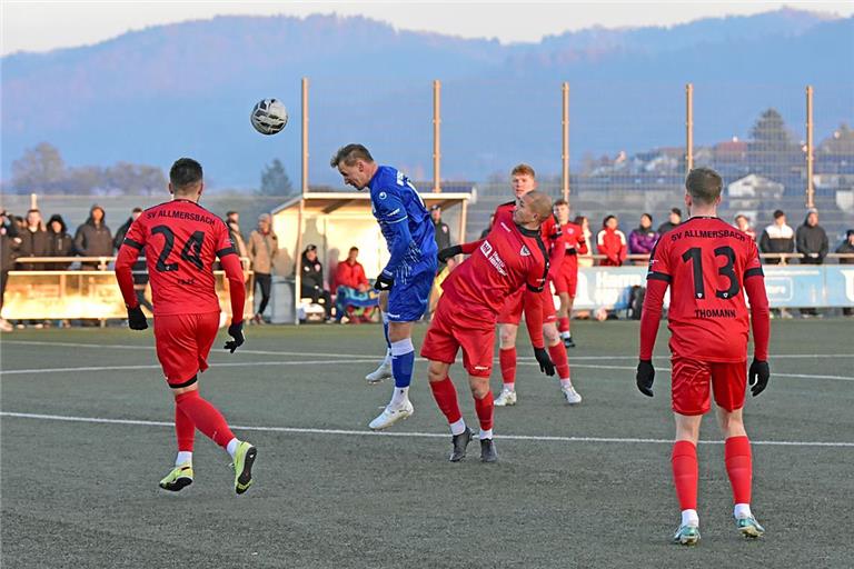 Der SV Unterweissach um Torschütze Alexander Bretzler (blaues Trikot) ist beim SV Allmersbach am Ende obenauf. Foto: Tobias Sellmaier
