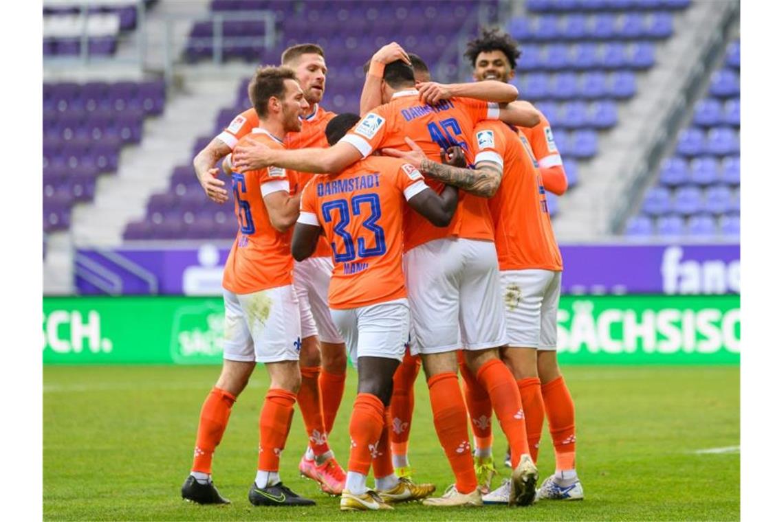 Schalke siegt ohne Terodde - Werder verliert in Kiel Der SV Darmstadt 98 kam im Erzgebirge zu einem 2:1-Auswärtserfolg. Foto: Robert Michael/dpa-Zentralbild/dpa