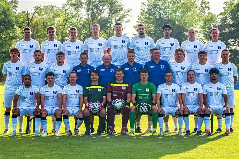 Der SVU-Kader für die kommende Saison (hinten von links): Jannis Scholz, Elias Berg, Denis Krug, Tim Kaltenthaler, Michl Bauer, Lucca Volkmer, Ramish Alizayi, Pascal Leuthold und Alexander Bretzler. Mitte von links: Hendrik Schulz, Kristiyan Mihaylov, Dejan Mehic, Trainer Andreas Grimmer, Betreuer Martin Kleixner, Spielertrainer Maximilian Höfer, Sportvorstand Ralf Noack, Ben Oestreich, Cedric Schullerund Mike Böhret. Vorne von links: Daniel Ntarok, Jonas Knorth, Simon Lindemann, Marco Alibrandi, Philipp Wieland, Gratian Putan, Timo Deuschinger, Joscha Lang und Khaled Alkarim. Es fehlt Philipp Marsch. Foto: privat