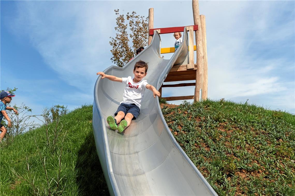 Pumptrack und Dirtline sind die Stars Der symbolische Einweihungsakt: Kinder vergnügen sich auf der Rutsche.