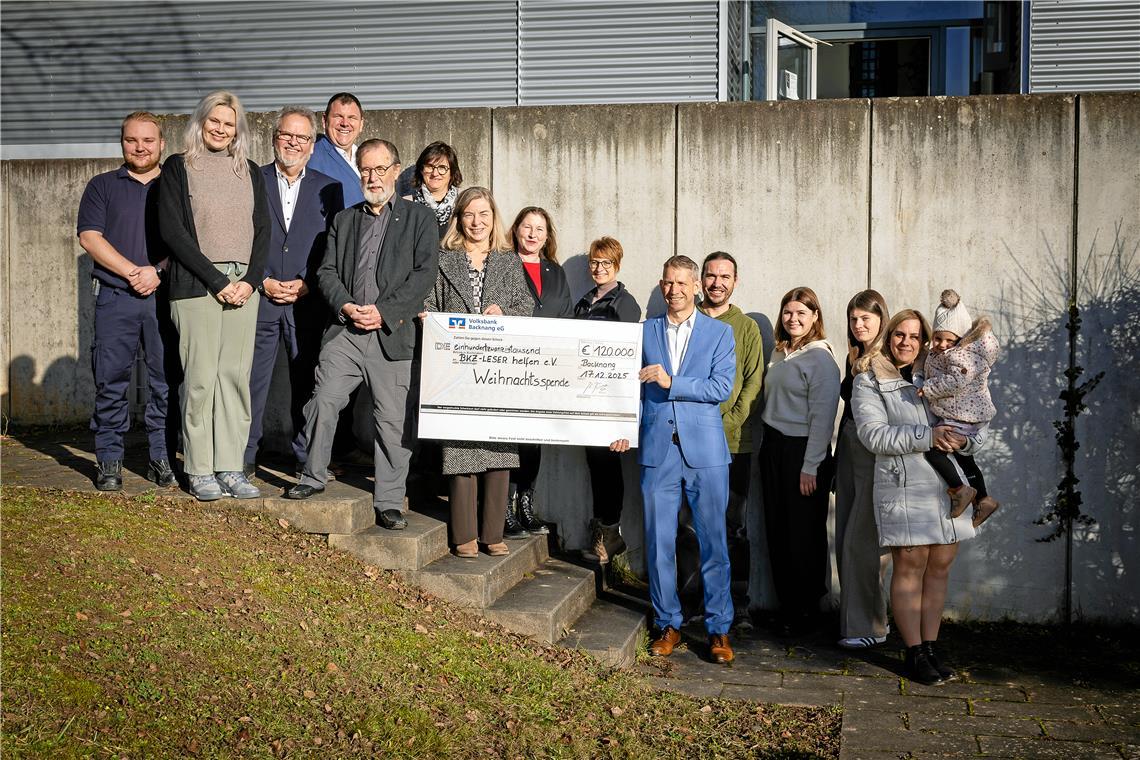 Der symbolische Spendenscheck wird an die Empfänger übergeben (von links): Cedric Caspari, Vanessa Binder, Wolfgang Sartorius, Steffen Reitz, Heinz Franke, Natascha Bobleter, Beate Ruoff, Regina Wüllenweber, Daniela Hirling, Kornelius Fritz, Jochen Schneider, Jana Reichert, Olesia Niemova, Lydia und Helena Meltzer. Foto: Alexander Becher