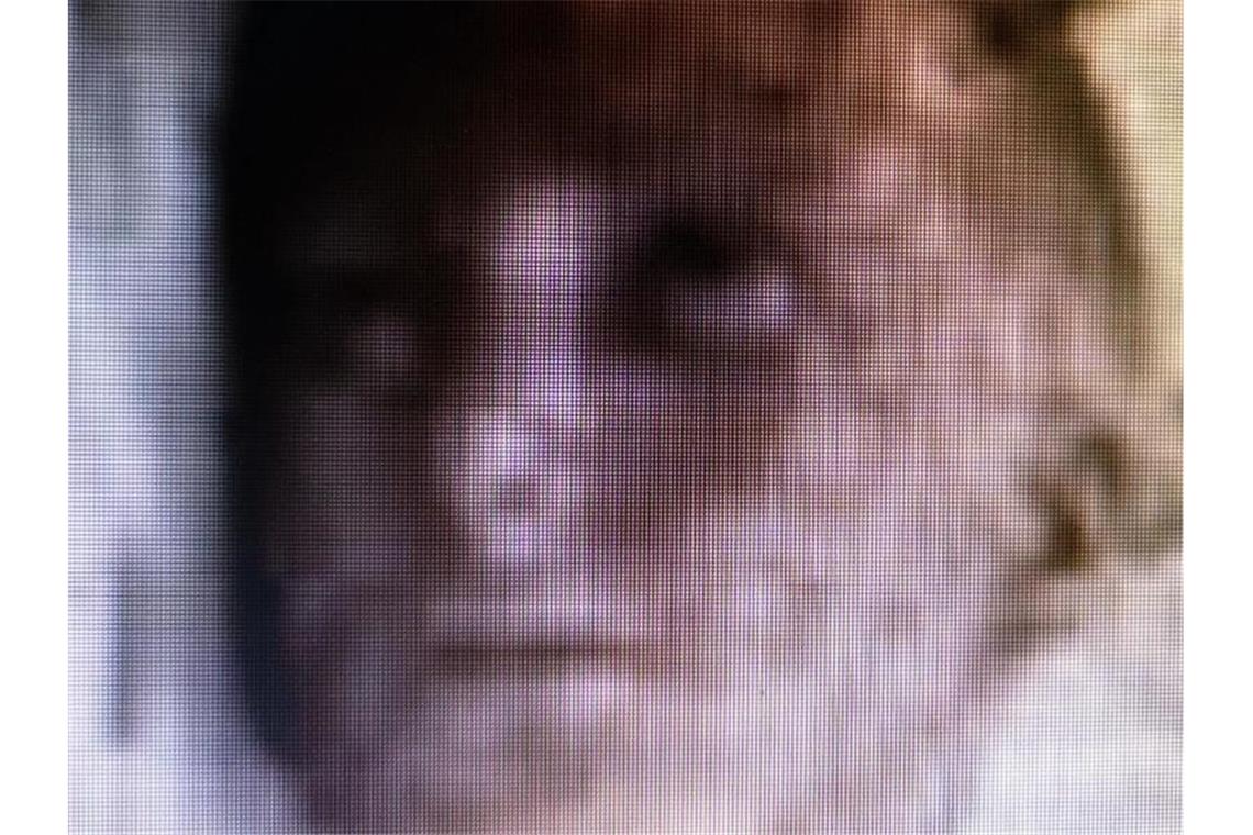 Gruselfund im Müll: Täuschend echt aussehender Silikonkopf Der täuschend echt aussehende Kunststoffkopf liegt im Müll (bestmögliche Qualität). Foto: --/Polizei Gelsenkirchen/dpa