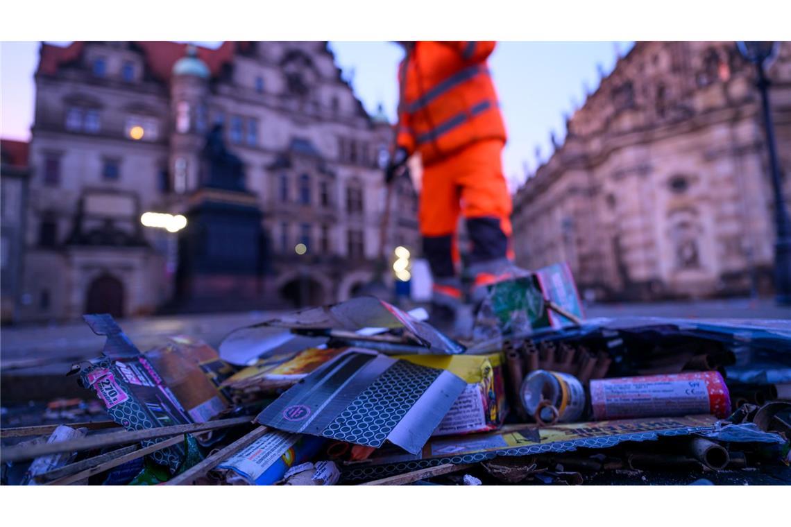 Der Tag danach: Ein Mitarbeiter der Dresdner Stadtreinigung kehrt an Neujahr 2025 Feuerwerksmüll zusammen.