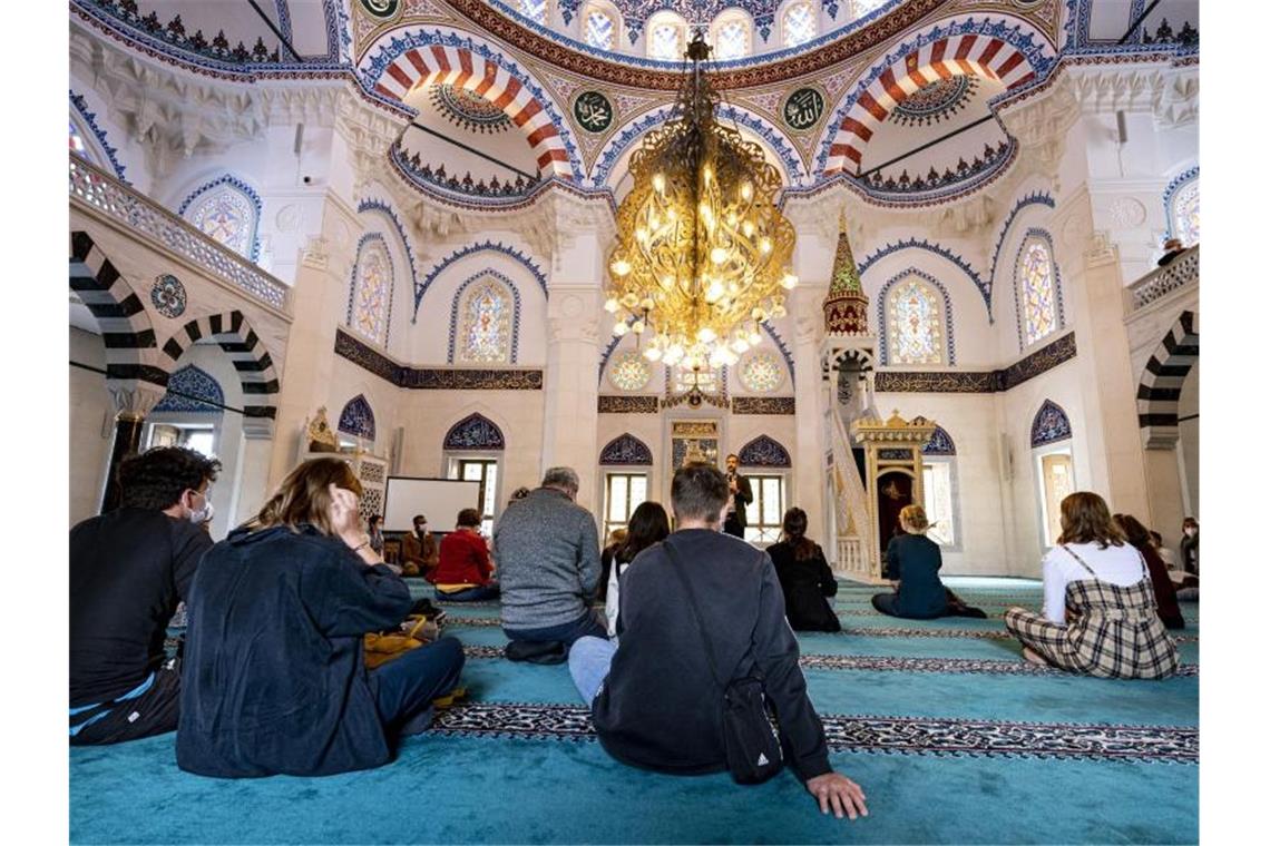 Der Tag der offenen Moschee wird jährlich am Tag der deutschen Einheit begangen - 2021 nun zum 25. Mal. Foto: Fabian Sommer/dpa