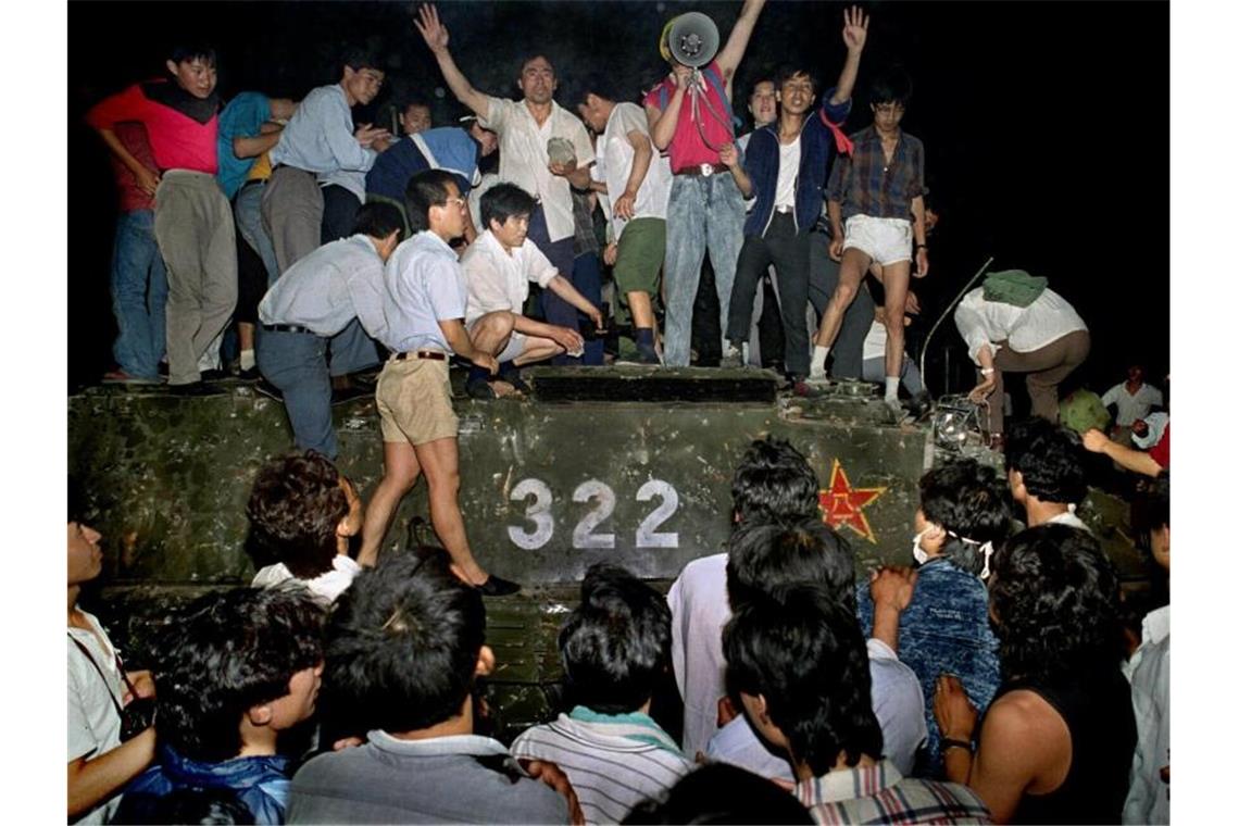 30. Jahrestag des Massakers: China verteidigt Militäreinsatz Der Tag des Massakers: Demonstranten auf einem gepanzerten Militärfahrzeug am Tiananmen, dem Platz des Himmlischen Friedens. Foto: Jeff Widener/AP