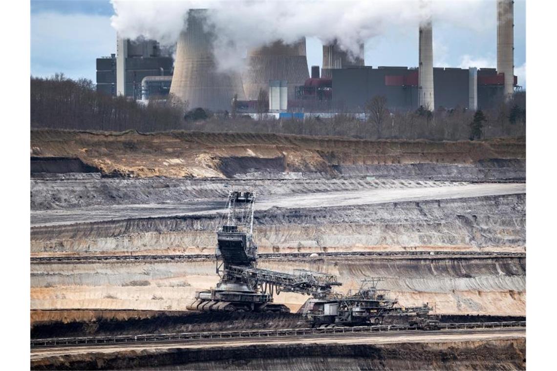 Weg frei für Kohleausstieg - Unternehmen bekommen mehr Geld Der Tagebau Inden und das RWE-Braunkohlekraftwerk Weisweiler im Rheinland. Foto: Federico Gambarini/dpa