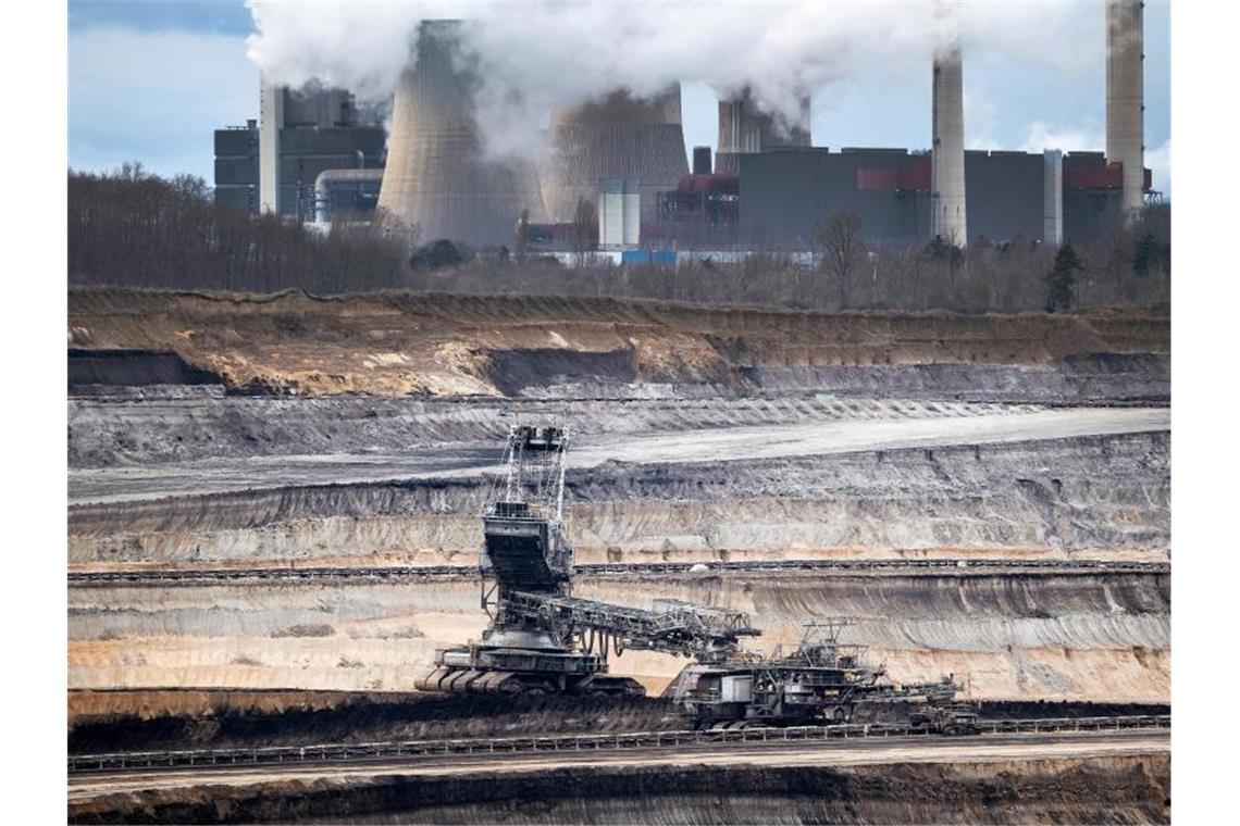 Der Tagebau Inden und das RWE-Braunkohlekraftwerk Weisweiler im Rheinland. Foto: Federico Gambarini/dpa