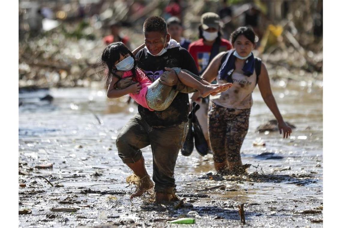 Philippinen: 42 Tote und Millionen Menschen ohne Strom Der Taifun „Vamco“ hat auf den Philippinen schwere Verwüstungen angerichtet und zahlreiche Menschen auf die Dächer ihrer überfluteten Häuser getrieben. Foto: Aaron Favila/AP/dpa