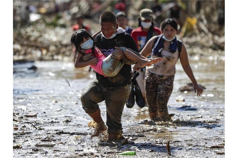 Der Taifun „Vamco“ hat auf den Philippinen schwere Verwüstungen angerichtet und zahlreiche Menschen auf die Dächer ihrer überfluteten Häuser getrieben. Foto: Aaron Favila/AP/dpa