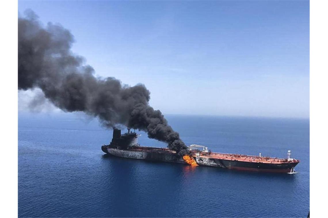 Iran setzt ausländischen Tanker fest und verhaftet Crew Der Tanker „Front Altair“ steht Mitte Juni in der Straße von Hormus in Flammen. Der Vorfall erhöhte die Spannungen inn der Region weiter. Foto: Iranian Students' News Agency/ISNA/AP