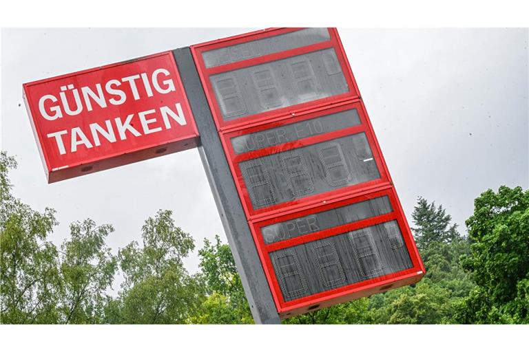 Der Tankrabatt kam zu großen Teilen bei den Verbrauchern an, sagt die Monopolkommission. (Archivbild)
