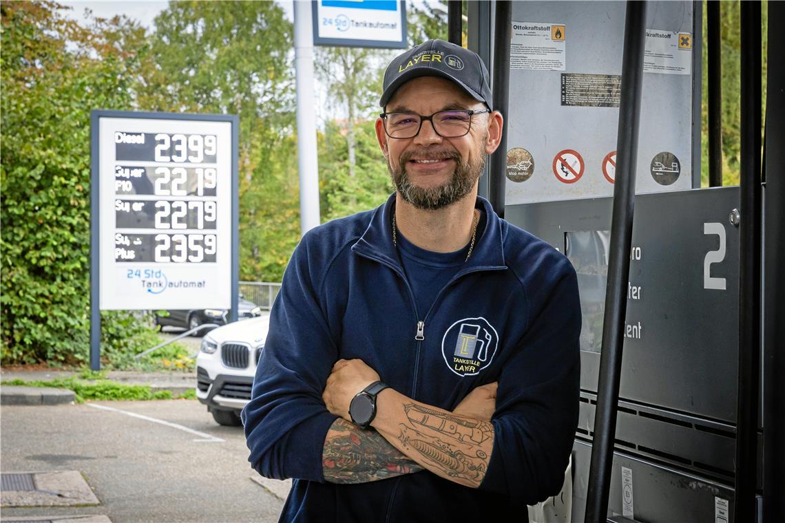 Der Tankstellenbetreiber Dennis Layer freut sich ebenfalls nicht über die hohen Spritpreise. Foto: Alexander Becher